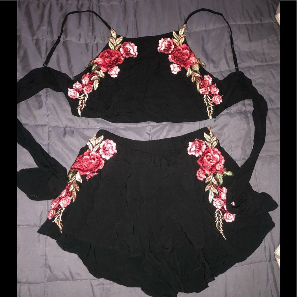 Black shorts & crop top set w flowers from Reverse